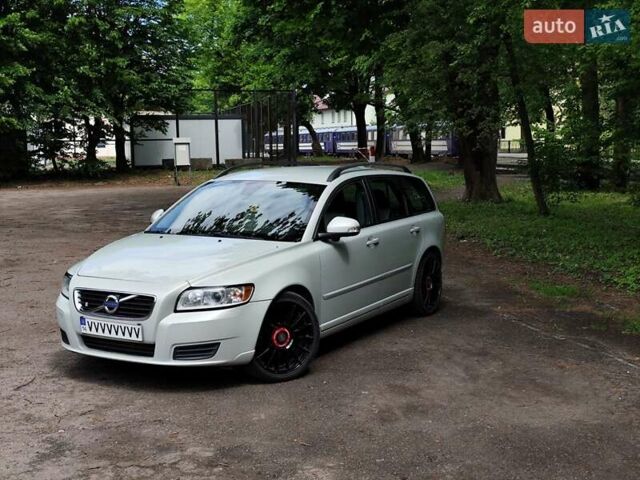 Белый Вольво В50, объемом двигателя 1.6 л и пробегом 225 тыс. км за 7400 $, фото 1 на Automoto.ua