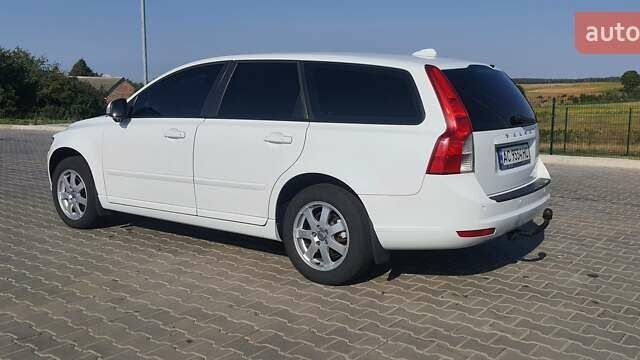 Белый Вольво В50, объемом двигателя 1.56 л и пробегом 290 тыс. км за 7100 $, фото 1 на Automoto.ua