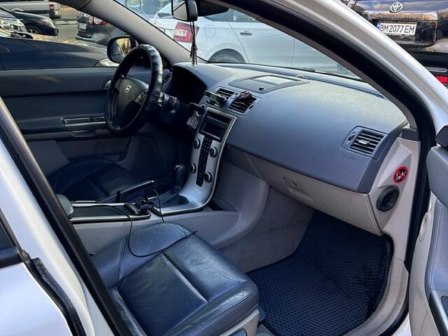 Белый Вольво В50, объемом двигателя 1.6 л и пробегом 260 тыс. км за 6900 $, фото 1 на Automoto.ua