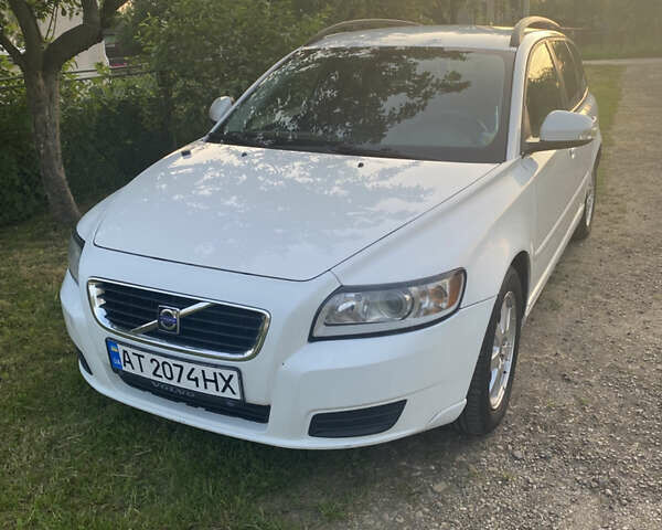Білий Вольво V50, об'ємом двигуна 1.98 л та пробігом 297 тис. км за 6450 $, фото 1 на Automoto.ua
