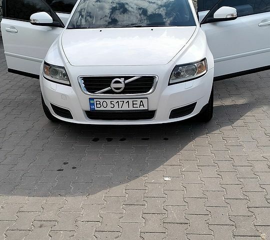 Білий Вольво V50, об'ємом двигуна 1.56 л та пробігом 246 тис. км за 7000 $, фото 1 на Automoto.ua