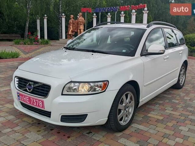 Белый Вольво В50, объемом двигателя 1.6 л и пробегом 188 тыс. км за 7499 $, фото 1 на Automoto.ua