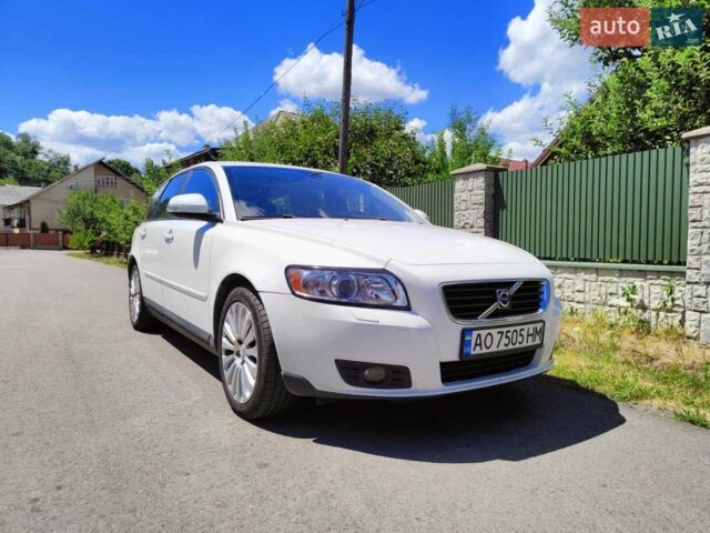 Белый Вольво В50, объемом двигателя 1.6 л и пробегом 320 тыс. км за 7900 $, фото 1 на Automoto.ua