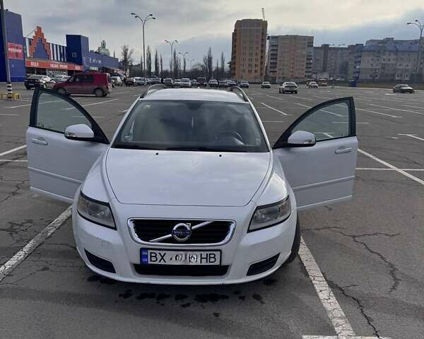 Белый Вольво В50, объемом двигателя 1.6 л и пробегом 243 тыс. км за 7650 $, фото 1 на Automoto.ua