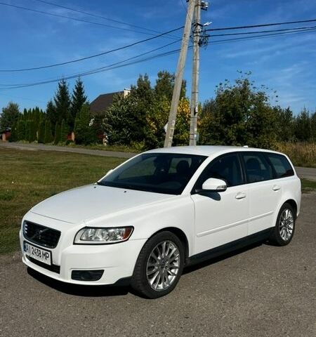 Белый Вольво В50, объемом двигателя 2 л и пробегом 285 тыс. км за 7000 $, фото 1 на Automoto.ua