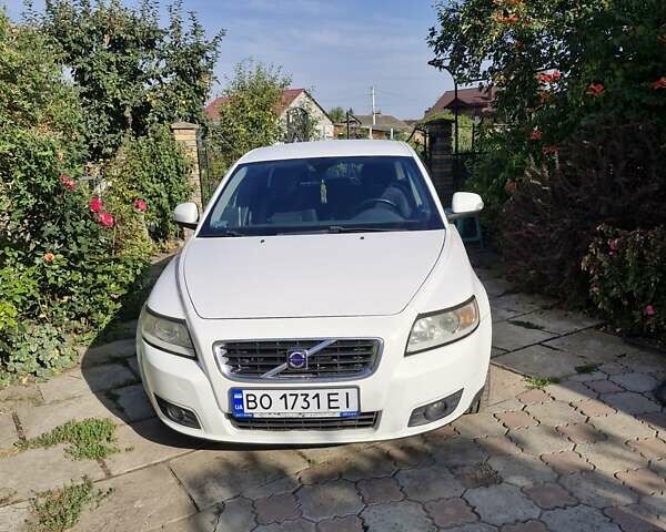 Белый Вольво В50, объемом двигателя 2 л и пробегом 267 тыс. км за 7500 $, фото 1 на Automoto.ua