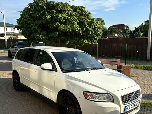 Вольво В50 2010 в Киеве на Automoto.ua Белый Вольво В50, объемом двигателя 1.6 л и пробегом 240 тыс. км за 7300 $, фото 1 на Automoto.ua