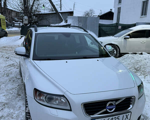 Белый Вольво В50, объемом двигателя 1.6 л и пробегом 280 тыс. км за 7499 $, фото 1 на Automoto.ua