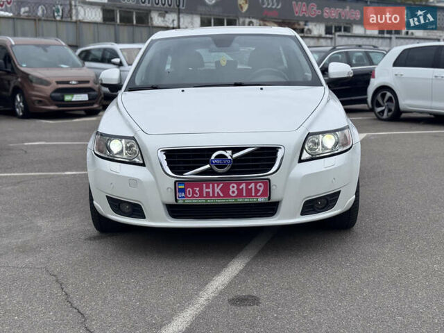 Белый Вольво В50, объемом двигателя 2 л и пробегом 235 тыс. км за 11300 $, фото 1 на Automoto.ua