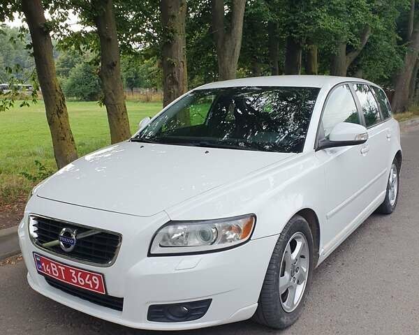 Белый Вольво В50, объемом двигателя 1.6 л и пробегом 231 тыс. км за 7700 $, фото 1 на Automoto.ua
