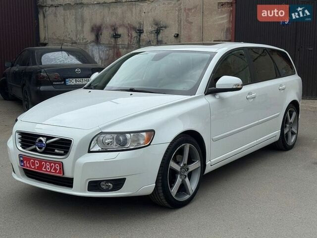 Білий Вольво V50, об'ємом двигуна 1.6 л та пробігом 196 тис. км за 7850 $, фото 1 на Automoto.ua