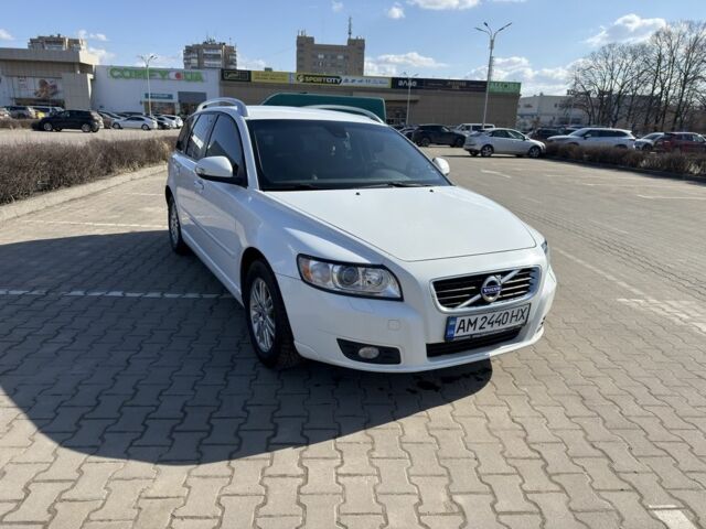 Белый Вольво В50, объемом двигателя 1.6 л и пробегом 218 тыс. км за 7200 $, фото 1 на Automoto.ua