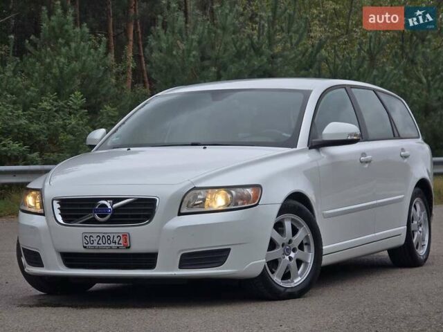 Белый Вольво В50, объемом двигателя 1.6 л и пробегом 224 тыс. км за 7999 $, фото 1 на Automoto.ua