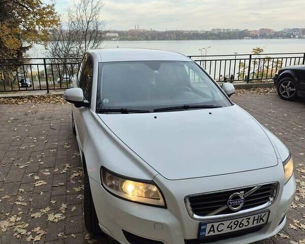 Белый Вольво В50, объемом двигателя 2 л и пробегом 263 тыс. км за 9500 $, фото 1 на Automoto.ua