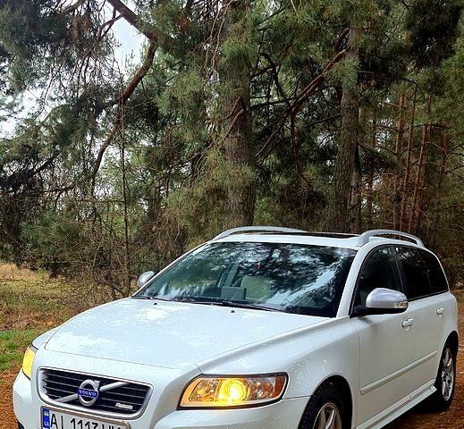 Белый Вольво В50, объемом двигателя 1.6 л и пробегом 407 тыс. км за 8200 $, фото 1 на Automoto.ua