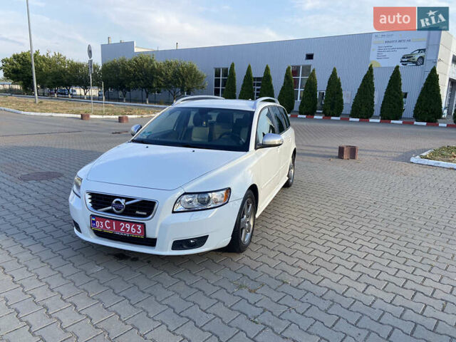 Білий Вольво V50, об'ємом двигуна 1.6 л та пробігом 229 тис. км за 8600 $, фото 1 на Automoto.ua