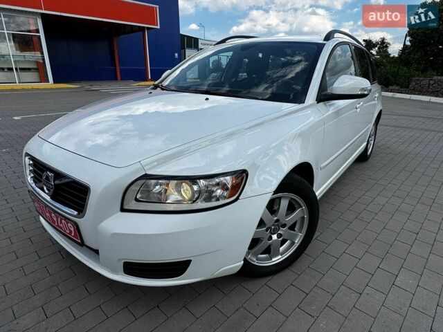 Білий Вольво V50, об'ємом двигуна 2 л та пробігом 285 тис. км за 9150 $, фото 1 на Automoto.ua
