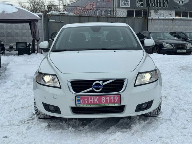 Білий Вольво V50, об'ємом двигуна 2 л та пробігом 235 тис. км за 10999 $, фото 1 на Automoto.ua