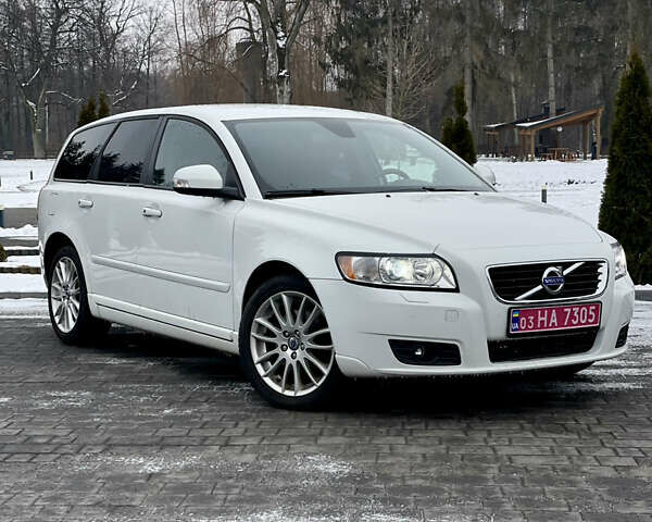 Білий Вольво V50, об'ємом двигуна 2 л та пробігом 214 тис. км за 9990 $, фото 1 на Automoto.ua