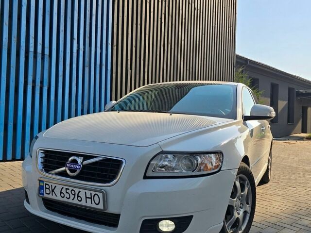 Білий Вольво V50, об'ємом двигуна 2 л та пробігом 274 тис. км за 9000 $, фото 1 на Automoto.ua