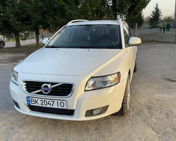 Білий Вольво V50, об'ємом двигуна 1.6 л та пробігом 228 тис. км за 8700 $, фото 1 на Automoto.ua