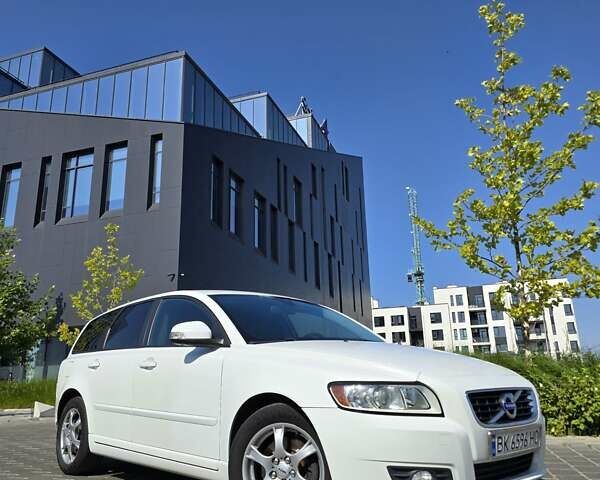 Белый Вольво В50, объемом двигателя 2 л и пробегом 263 тыс. км за 9300 $, фото 1 на Automoto.ua