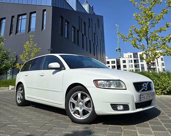 Белый Вольво В50, объемом двигателя 2 л и пробегом 263 тыс. км за 9500 $, фото 1 на Automoto.ua