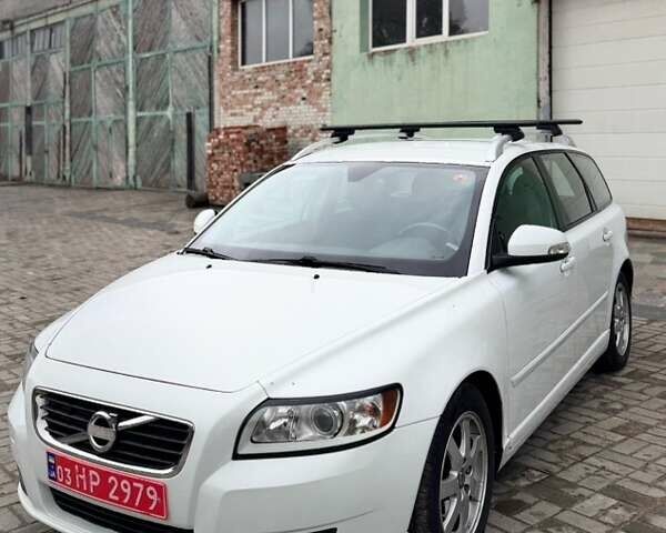 Білий Вольво V50, об'ємом двигуна 1.6 л та пробігом 218 тис. км за 8000 $, фото 1 на Automoto.ua