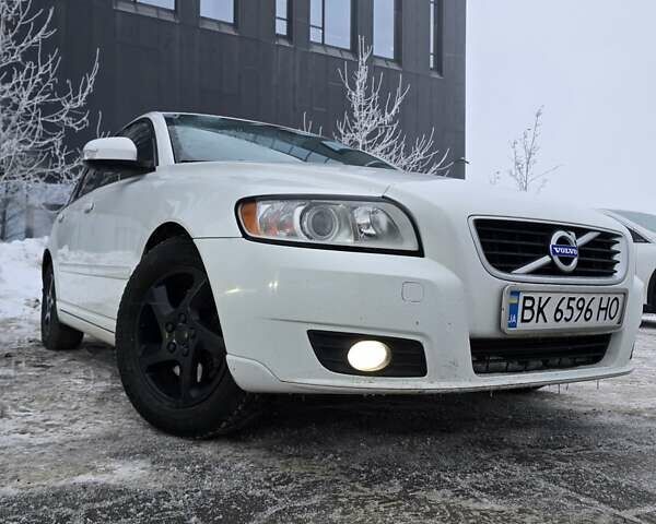 Белый Вольво В50, объемом двигателя 2 л и пробегом 270 тыс. км за 9400 $, фото 1 на Automoto.ua