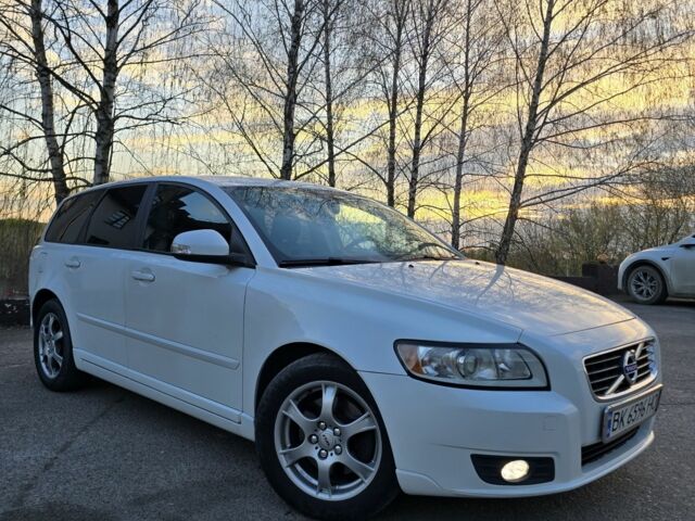 Білий Вольво V50, об'ємом двигуна 2 л та пробігом 273 тис. км за 9200 $, фото 1 на Automoto.ua
