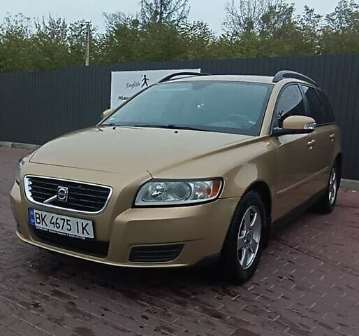Бежевый Вольво В50, объемом двигателя 1.56 л и пробегом 225 тыс. км за 6250 $, фото 1 на Automoto.ua
