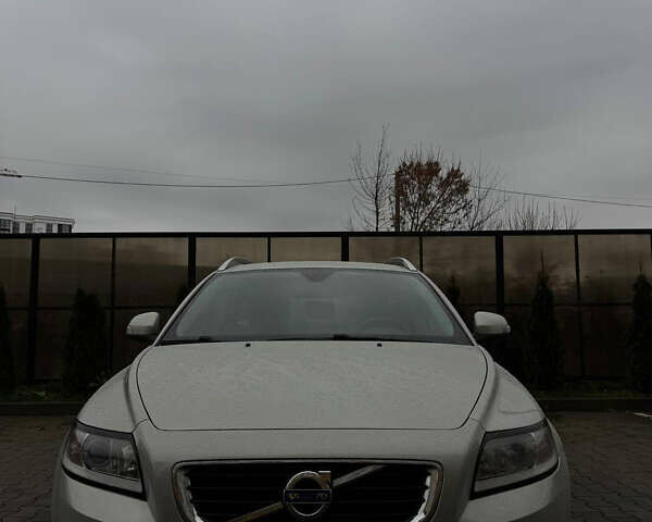 Бежевый Вольво В50, объемом двигателя 1.6 л и пробегом 240 тыс. км за 8499 $, фото 1 на Automoto.ua
