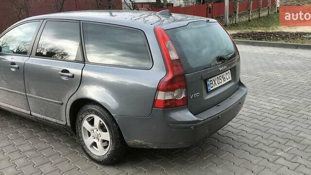 Черный Вольво В50, объемом двигателя 1.56 л и пробегом 296 тыс. км за 4500 $, фото 1 на Automoto.ua