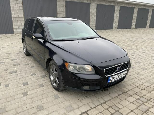 Черный Вольво В50, объемом двигателя 2 л и пробегом 300 тыс. км за 4900 $, фото 1 на Automoto.ua