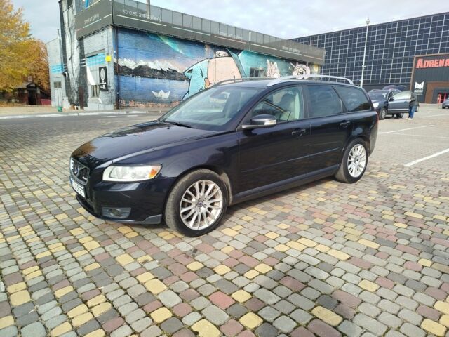 Черный Вольво В50, объемом двигателя 1.6 л и пробегом 260 тыс. км за 5500 $, фото 1 на Automoto.ua