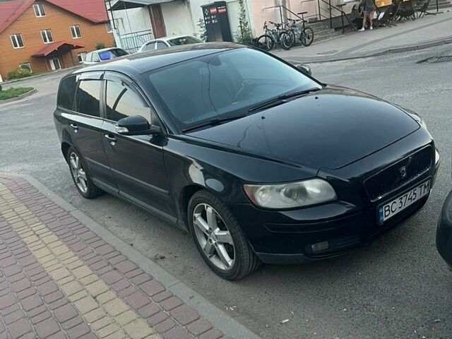 Черный Вольво В50, объемом двигателя 1.6 л и пробегом 322 тыс. км за 4500 $, фото 1 на Automoto.ua