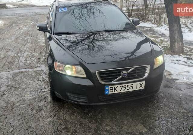 Черный Вольво В50, объемом двигателя 2 л и пробегом 395 тыс. км за 5850 $, фото 1 на Automoto.ua