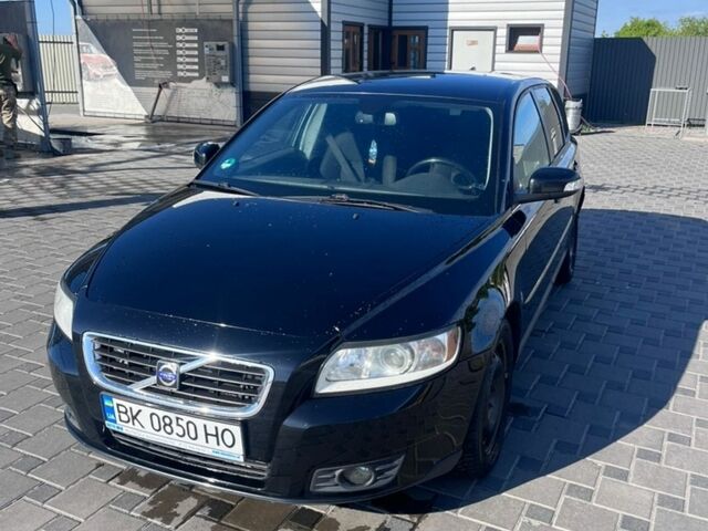 Чорний Вольво V50, об'ємом двигуна 2 л та пробігом 317 тис. км за 6000 $, фото 1 на Automoto.ua