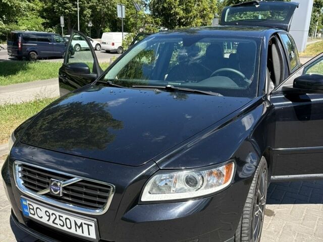 Черный Вольво В50, объемом двигателя 1.6 л и пробегом 255 тыс. км за 7200 $, фото 1 на Automoto.ua
