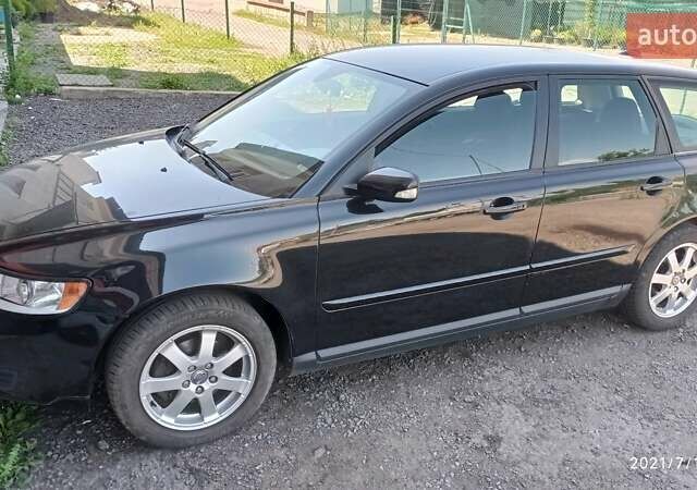 Черный Вольво В50, объемом двигателя 1.6 л и пробегом 225 тыс. км за 6500 $, фото 1 на Automoto.ua