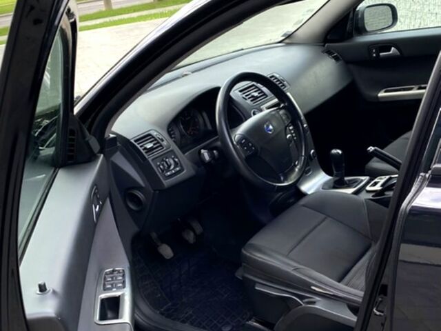 Черный Вольво В50, объемом двигателя 1.6 л и пробегом 317 тыс. км за 5500 $, фото 1 на Automoto.ua