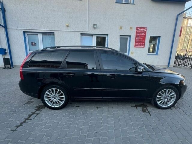 Чорний Вольво V50, об'ємом двигуна 2 л та пробігом 300 тис. км за 8000 $, фото 1 на Automoto.ua