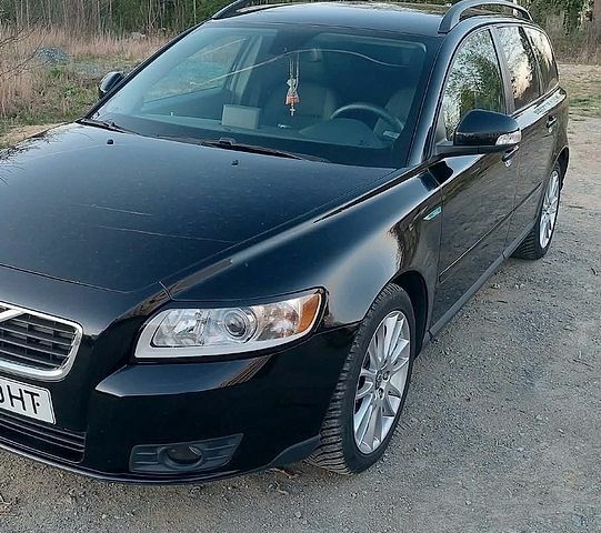 Черный Вольво В50, объемом двигателя 1.56 л и пробегом 200 тыс. км за 7000 $, фото 1 на Automoto.ua
