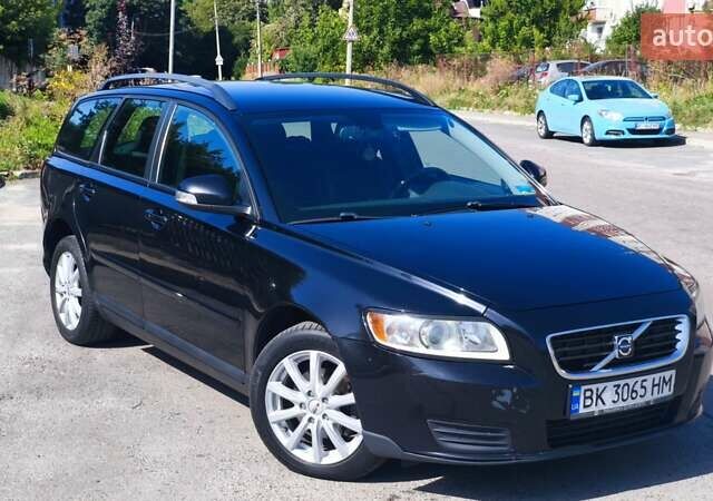 Черный Вольво В50, объемом двигателя 1.56 л и пробегом 305 тыс. км за 7100 $, фото 1 на Automoto.ua