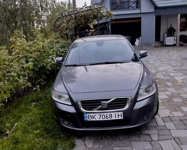 Черный Вольво В50, объемом двигателя 2 л и пробегом 306 тыс. км за 7500 $, фото 1 на Automoto.ua