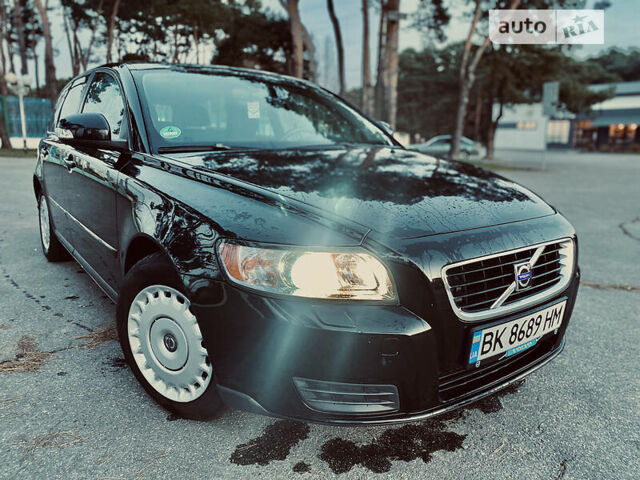 Черный Вольво В50, объемом двигателя 1.6 л и пробегом 254 тыс. км за 6200 $, фото 1 на Automoto.ua