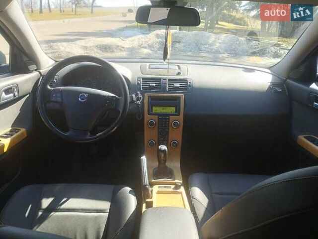 Черный Вольво В50, объемом двигателя 1.6 л и пробегом 234 тыс. км за 6500 $, фото 1 на Automoto.ua