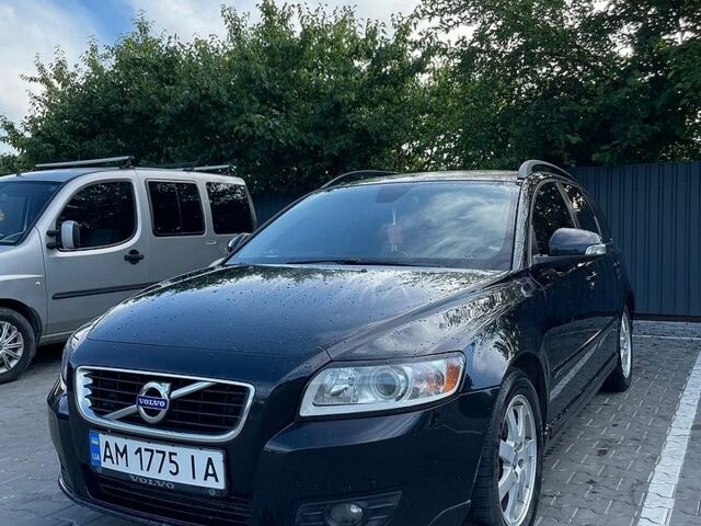 Черный Вольво В50, объемом двигателя 1.98 л и пробегом 261 тыс. км за 8200 $, фото 1 на Automoto.ua