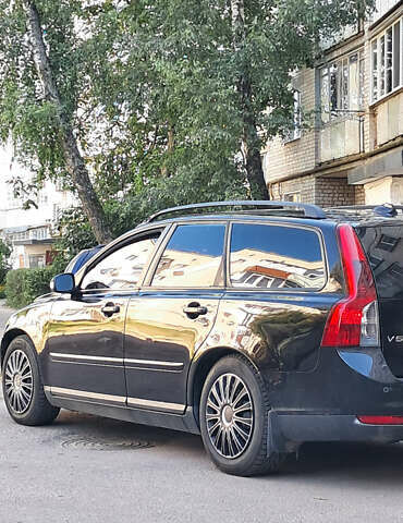 Черный Вольво В50, объемом двигателя 1.6 л и пробегом 250 тыс. км за 5800 $, фото 1 на Automoto.ua