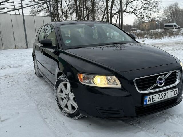 Черный Вольво В50, объемом двигателя 1.6 л и пробегом 300 тыс. км за 6100 $, фото 1 на Automoto.ua